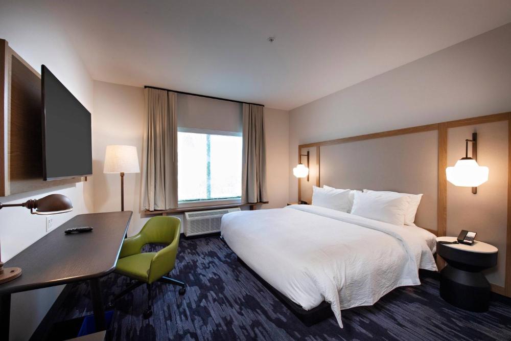 King Room with Roll-In Shower - Mobility Access/Communication Assistance interior